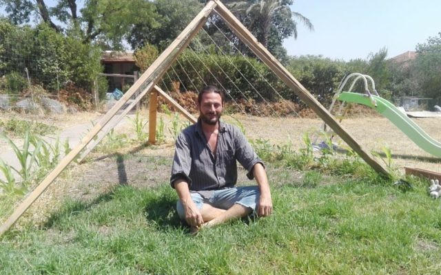 Olivier Benhamou, 35 ans, qui a fait fleurir les toits de divers buildings en Israël avant de s'installer dans les contreforts du Golan, au centre d'une cabane dont le toits sera formé de haricots grimpants (Crédit: Pierre Assouline)