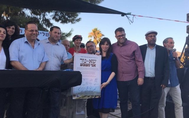 Les députés Likud et HaByit HaYehudi lors d'un rassemblement dans l'implantation évacuée de Sa-Nur dans le nord de la Cisjordanie (Crédit : Jacob Magid / The Times of Israel) Les députés Likud et HaByit HaYehudi lors d'un rassemblement dans l'implantation évacuée de Sa-Nur dans le nord de la Cisjordanie (Crédit : Jacob Magid / The Times of Israel)