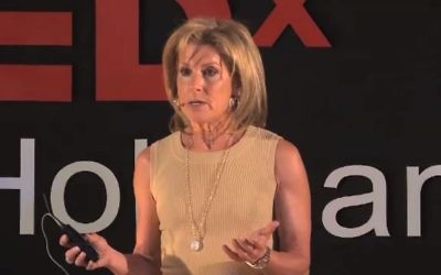 Jamie McCourt au TEDxHolyLand en 2010 (Crédit : Capture d'écran YouTube)
