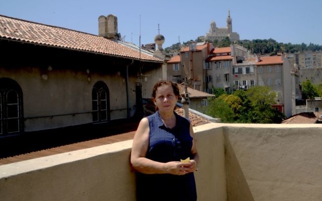 Martine Yana, directrice du Centre Edmond Fleg de Marseille, en France, sur la terrasse du toit, le 10 juillet 2017 (Crédit : Cnaan Liphshiz/JTA)