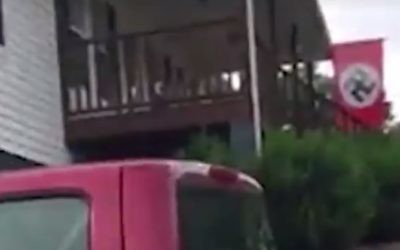 Un drapeau nazi devant une maison proche de Mount Holly, en Caroline du Nord, en août 2017. (Crédit : capture d'écran)