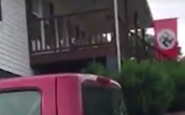 Un drapeau nazi devant une maison proche de Mount Holly, en Caroline du Nord, en août 2017. (Crédit : capture d'écran) Un drapeau nazi devant une maison proche de Mount Holly, en Caroline du Nord, en août 2017. (Crédit : capture d'écran)