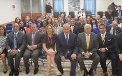 Le Premier ministre Benjamin Netanyahu, au centre, avec 19 membres d'une délégation démocrate de la Chambre des représentants dans ses bureaux de Jérusalem, le 7 août 2017. (Crédit : GPO)