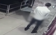 Vidéo de surveillance d'un homme urinant près de l'entrée d'une synagogue de Philadelphie, le 13 août 2017. (Crédit : capture d'écran YouTube)
