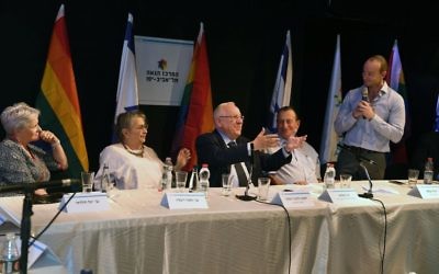Le président Reuven Rivlin, au centre, assiste à un événement marquant le 8ème anniversaire depuis une fusillade meurtrière dans un centre communautaire gay de Tel Aviv, le10 août 2017 (Crédit : GPO/Mark Neiman)