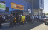 La police et les personnels médicaux d'urgence sur les lieux d'une attaque à l'arme blanche dans un supermarché de la ville de Yavne, le 2 août 2017 (Capture d'écran :  : Magen David Adom)