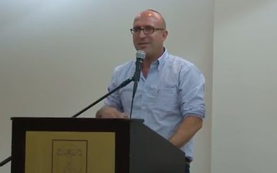 Kobi Eliraz, conseiller du ministre des Affaires étrangères sur les questions relatives aux implantations, à la conférence d'Amana, le 21 octobre 2014. (Crédit: capture d'écran YouTube)