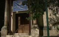 L'entrée de l'église méthodiste de St. Paul et  St. Andrew, où une croix gammée a été découverte sous une bannière condamnant la haine, en août 2017. L'église partage son espace avec la congrégation Bnai Jeshurun de Manhattan.  (Crédit : capture d'écran Fox 5)