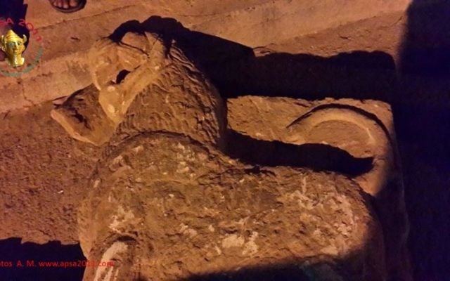 La statue ancienne d'un lion à  Tell Ajaja, dans l'est de la Syrie, confisquée par l'Etat islamique en Irak et au Levant après avoir été pillée lors d'une fouille illégale (Autorisation : APSA/Abou Mouseb)