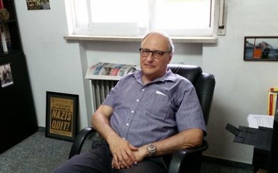 Le chasseur de nazis Efraim Zuroff, directeur du centre Simon Wiesenthal, durant une interview accordée au "Times of Israel", le 17 août 2017. (Crédit : Raphael Ahren/Times of Israel)