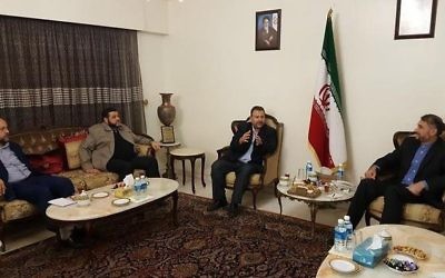 Saleh al-Arouri, 2e à droite, responsable du Hamas, avec Hossein Amir Abdollahian, à droite, responsable iranien, et d'autres membres du Hamas à Beyrouth, au Liban, le 1er août 2017. (Crédit : autorisation)