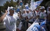 Les employés de Haifa Chemicals manifestent près de la résidence du Premier ministre à Jérusalem contre la fermeture du réservoir d'ammoniac de Haifa, le 29 mars 2017 (Crédit : Yonatan Sindel / Flash90)
