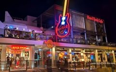 Façade d'un café Hard Rock à Ayia Napa (Crédit : Hard Rock.com)