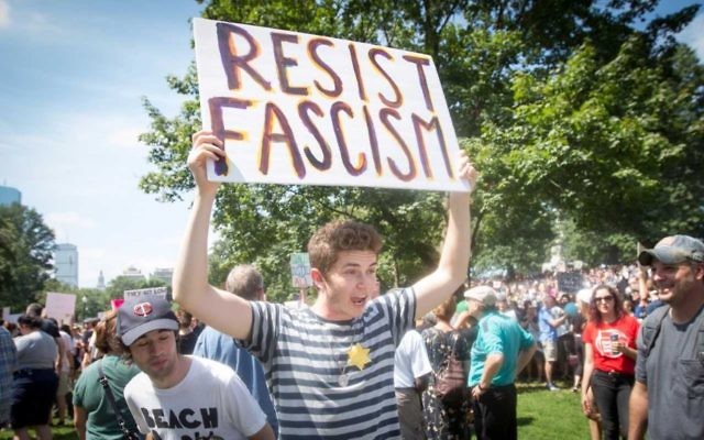 Un manifestant portant une étoile jaune lors d'un rassemblement anti-bigoterie tenu à Boston, Massachusetts, le 19 août 2017 (Crédit : Elan Kawesch / The Times of Israel)