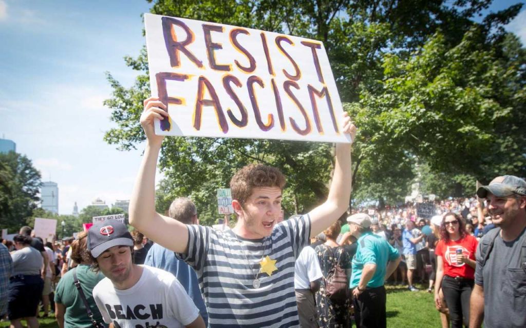 Un manifestant portant une étoile jaune lors d'un rassemblement anti-bigoterie tenu à Boston, Massachusetts, le 19 août 2017 (Crédit : Elan Kawesch / The Times of Israel) Un manifestant portant une étoile jaune lors d'un rassemblement anti-bigoterie tenu à Boston, Massachusetts, le 19 août 2017 (Crédit : Elan Kawesch / The Times of Israel)