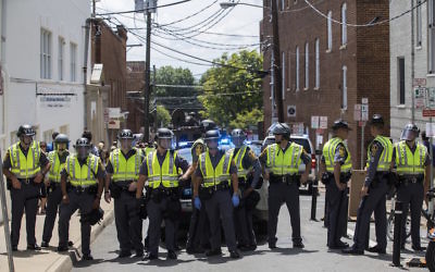 La police bloque une rue après une attaque à la voiture-bélier dans la foule de manifestants anti-suprématistes blancs qui s'étaient rassemblés à Charlottesville, en Virginie, aux Etats-Unis, le 12 août 2017 (Crédit : Samuel Corum/Anadolu Agency/Getty Images via JTA)