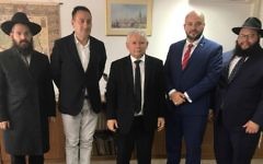 De gauche à droite, le rabbin Shalom Stembler, chef du mouvement habad en Pologne ; l'acteur et réalisateur polonais  Artur Hofman ; Jaroslaw Kaczynski, chef du parti Droit et justice ; Jonny Daniels, chef de l'organisation  From the Depths; et le rabbin Eliezer Gurary, chef du mouvement habad à Cracovie, à la suite de leur rencontre à Varsovie, le 16 août 2017 (Autorisation :  From the Depths/via JTA)