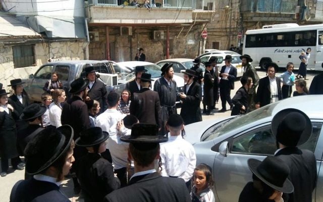 Manifestation ultra-orthodoxe contre la présence du ministre de la Défense Avigdor Liberman dans le quartier de Mea Shearim, à Jérusalem, le 8 août 2017. (Crédit : police israélienne) Manifestation ultra-orthodoxe contre la présence du ministre de la Défense Avigdor Liberman dans le quartier de Mea Shearim, à Jérusalem, le 8 août 2017. (Crédit : police israélienne)