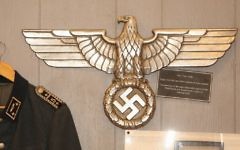 Des objets de l'époque nazie, de la collection de Darrell English, du Massachusetts, en 2015. (Crédit : Elan Kawesch/The Times of Israel)