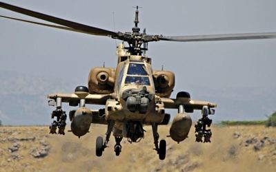 Uun hélicoptère Boeing AH-64 Apache de l'armée de l'air israélienne, le 8 juin 2012. Illustration. (Crédit : Ofer Zidon/Flash90)