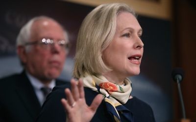 La sénatrice  Kirsten Gillibrand lors d'une conférence de presse au Capitole, le 14 mars 2017. (Crédit : Justin Sullivan/Getty Images)