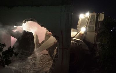 Démolition de la maison d'Omar al-Abed, 19 ans, auteur d'une attaque au couteau qui a tué trois personnes dans l'implantation d'Halamish le 21 juillet, dans le village de Kobar, en Cisjordanie, le 16 août 2017. (Crédit : unité des porte-paroles de l'armée israélienne)