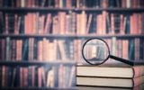 Illustration : Des livres et une loupe (Crédit :bee32/ iStock via Getty images)