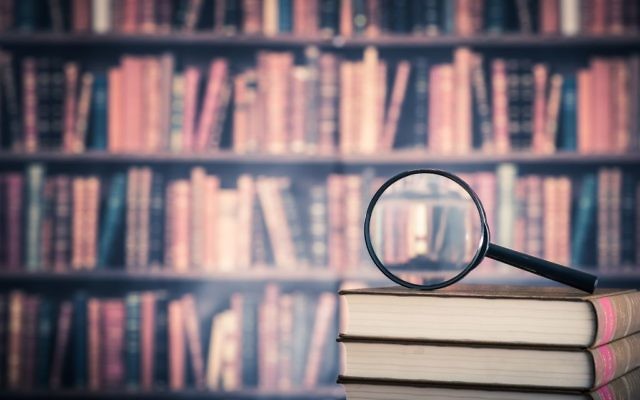 Illustration : Des livres et une loupe (Crédit :bee32/ iStock via Getty images)