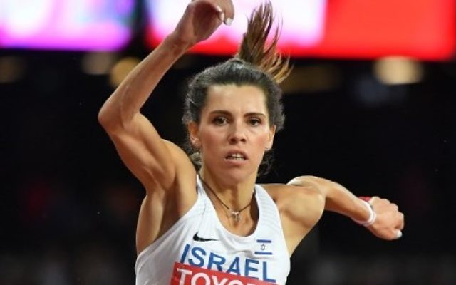 L'Israélienne Hanna Knyazyeva-Minenko en finale du triple saut féminin pendant les championnats du monde d'athlétisme, à Londres, le 7 août 2017. (Crédit : Andrej Isakovic/AFP) L'Israélienne Hanna Knyazyeva-Minenko en finale du triple saut féminin pendant les championnats du monde d'athlétisme, à Londres, le 7 août 2017. (Crédit : Andrej Isakovic/AFP)