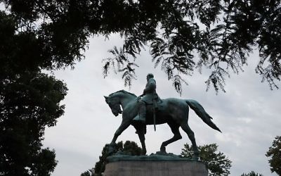 La statue du général confédéré Robert E. Lee au centre d'Emancipation Park , au lendemain du rassemblement "Unite the Right", qui a dégénéré en affrontements à Charlottesville, en Virginie, le 13 août 2017. (Crédit : Chip Somodevilla/Getty Images/AFP)