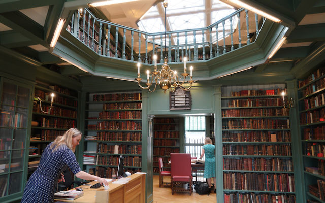 Le personnel prépare la bibliothèque juive Ets Haim à Amsterdam pour des visiteurs, le 17 mai 2017 (Crédit : Cnaan Liphshiz/JTA)