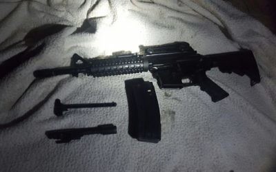 Un fusil M-16 découvert dans le village de Wasi Silman dans le centre de la Cisjordanie, le 25 août 2017. (Crédit : armée israélienne)