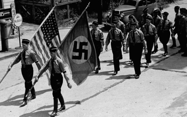 Défilé des membres du parti nazi américain à Long Island, Yaphank, New York, où a également été organisé un camp d'été pro-Hitler, dans les années 1930. (Crédit : domaine public)