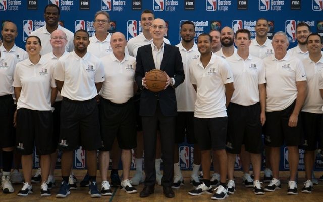 Adam Silver, au centre, responsable de la NBA, avec les entraîneurs du programme Basketball Without Borders à l'Institut Wingate d'Israël, le 14 août 2017. (Crédit : Luke Tress/Times of Israël) Adam Silver, au centre, responsable de la NBA, avec les entraîneurs du programme Basketball Without Borders à l'Institut Wingate d'Israël, le 14 août 2017. (Crédit : Luke Tress/Times of Israël)