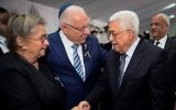 Le président Reuven Rivlin et son épouse Nechama avec le président de l'Autorité palestinienne Mahmoud Abbas pendant les funérailles d'état du défunt 9e président Shimon Peres, au cimetière du mont Herzl, à Jérusalem, le 30 septembre 2016. (Crédit : Mark Neyman/GPO)