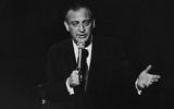L'acteur et comédien américain Rodney Dangerfield (1921 - 2004) faisant un spectacle pour les détenus à la prison de Rikers Island, New York, vers 1969 (Crédit : Susan Schiff Faludi / Three Lions / Hulton Archive / Getty Images, via JTA)
