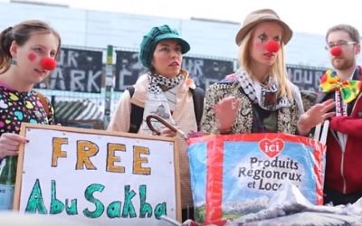 Manifestation pour la libération du clown palestinien Mohammad Abou Sakha à Londres, en janvier 2016. (Crédit : capture d'écran YouTube)