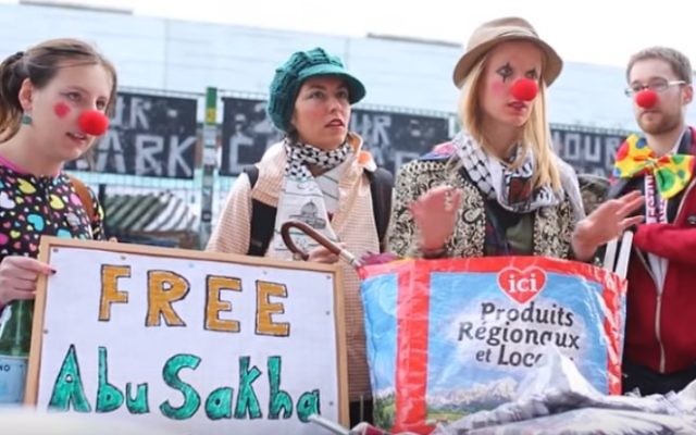 Manifestation pour la libération du clown palestinien Mohammad Abou Sakha à Londres, en janvier 2016. (Crédit : capture d'écran YouTube)