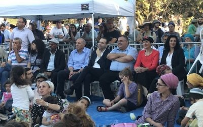 Des députés du Likud et de HaByit HaYehudi lors d'un rassemblement dans l'implantation évacuée de Sa-Nur, dans le nord de la Cisjordanie, en août 2017. (Crédit : Jacob Magid/Times of Israël)
