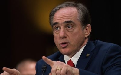 David Shulkin lors de son audience de confirmation devant une Commission du Sénat pour les Affaires des vétérans au Capitole, le 1er février 2017 (Crédit : Drew Angerer/Getty Images via JTA)