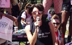 Une représentante de Jewish Voice for Peace, Scout Bratt , lors de la SlutWalk Chicago le 12 août 2017. (Crédit : Capture d'écran/YouTube)