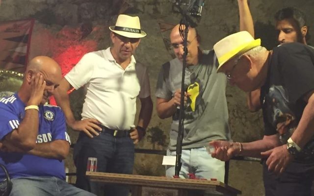 Le lancer fatal : Itzik Yakobovitch lance le dé lors du Championnat de Backgammon, derrière la Vieille ville de Jérusalem, le 24 août 2014. À sa gauche son rival Gadi Carmeli. (Crédit : Times of Israel)