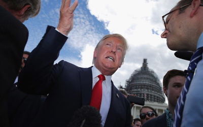 Donald Trump, président américain, lors d'un rassemblement contre l'accord nucléaire avec l'Iran au Capitole des États-Unis, le 9 septembre 2015. (Crédit : Chip Somodevilla/Getty Images via JTA)