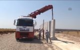 Construction d'un mur à la frontière entre la Turquie et la Syrie, en 2015. Illustration. (Crédit : capture d'écran YouTube)