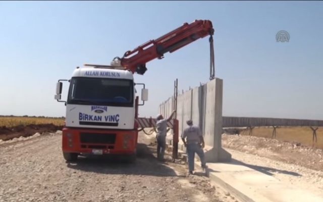 Construction d'un mur à la frontière entre la Turquie et la Syrie, en 2015. Illustration. (Crédit : capture d'écran YouTube)