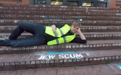 Shahak Shapira devant le siège de Twitter à Hambourg et un tweet que la plateforme n'a pas pris le soin de retirer malgré un signalement. (Crédit: capture d'écran Youtube)
