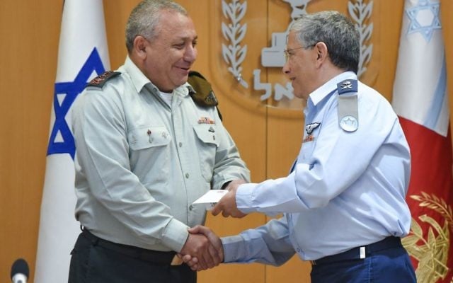 Le chef des forces aériennes israéliennes, le général de division Amir Eshel, à droite, échange une poignée de main avec le chef d'état-major de l'armée Gadi Eisenkot durant une cérémonie au siège de Tel Aviv le 10 août 2017 (Crédit : Armée israélienne)