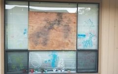 Une fenêtre brisée au Temple Israel montre clairement les dessins d'enfants représentant des étoiles de David, le 17 août 2017. (Crédit : Mel Waldorf/The Jewish News of Northern California)