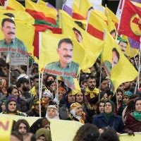 Des manifestants kurdes manifestant avec des panneaux disant "Non à la dictature" et le portrait du chef du parti des travailleurs du Kurdistan, le PKK,  Abdullah Ocalan, au centre-ville de Francfort, à l'ouest de l'Allemagne, le 18 mars 2017. (Crédit : Boris Roessler/AFP/DPA)