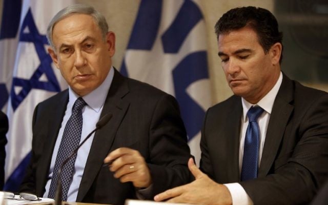 Le Premier ministre Netanyahu, à gauche, aux côtés de Yossi Cohen, en 2015. (Crédit : Gali Tibbon/AFP)